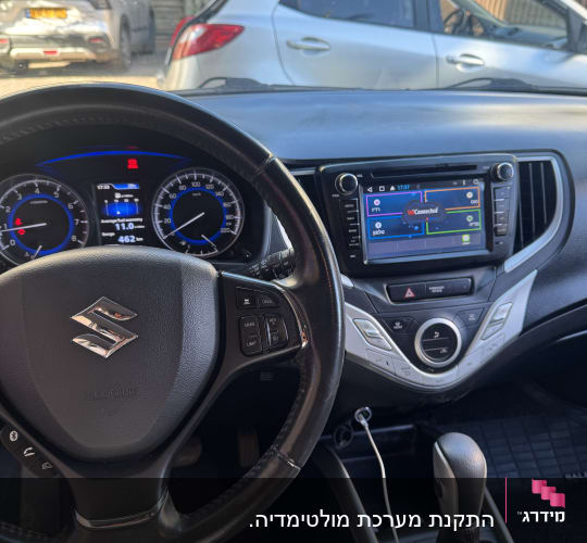 תמונה של פנים רכב עם הגה ומסך ניווט